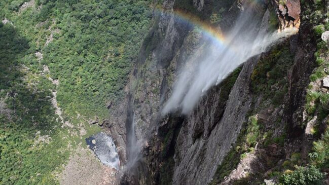 Veja como chegar, quando visitar e o que levar para aproveitar a Cachoeira da Fumaça na Bahia