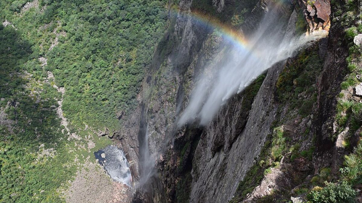 Veja como chegar, quando visitar e o que levar para aproveitar a Cachoeira da Fumaça na Bahia