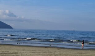 Calor intenso já estava presente nas praias do Litoral no início deste sábado (27)