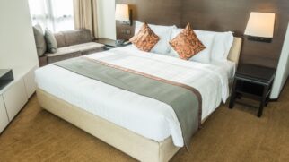 Comissária da KLM explica como a garrafa sob a cama pode aumentar a segurança e mostra hábitos simples ao chegar ao hotel