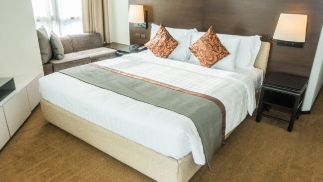 Comissária da KLM explica como a garrafa sob a cama pode aumentar a segurança e mostra hábitos simples ao chegar ao hotel