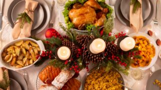 O peru tradicional pode ser um item caro na ceia de Natal. Ele pode ser substituído por opções mais econômicas, como frango assado, lombo suíno ou cortes desossados