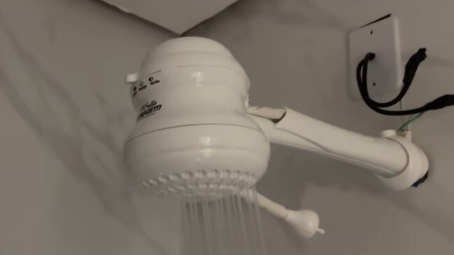 Este hábito comum acaba gerando dor de cabeça com a necessidade de troca do chuveiro