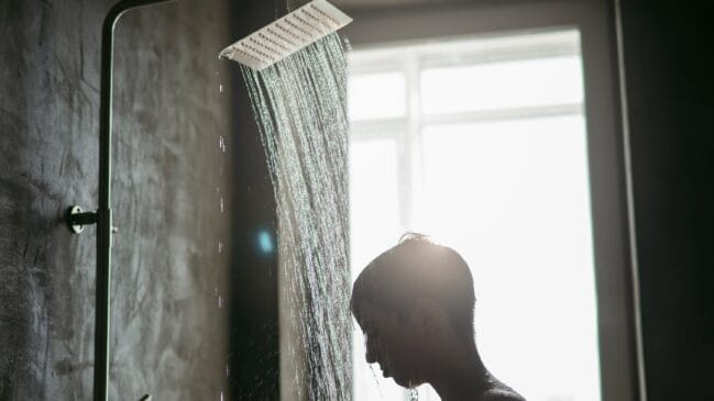 O fluxo baixo aumenta o gasto de energia. Sem água suficiente passando pela resistência, o chuveiro precisa trabalhar por mais tempo para alcançar a temperatura desejada - (Freepik)