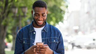 Na prática, o programa CNH do Brasil transforma o celular em uma espécie de sala de aula portátil.