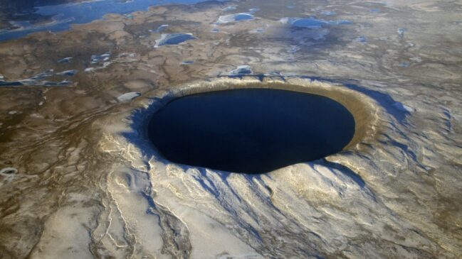 No centro da cratera fica o lago Pingualuk, com 267 metros de profundidade.