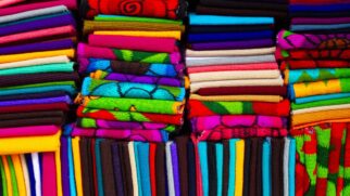 Na escolha das cores, vale pensar no que você quer priorizar no novo ciclo, como amor e paixão com vermelho, prosperidade com dourado, renovação com verde claro e calma com azul claro