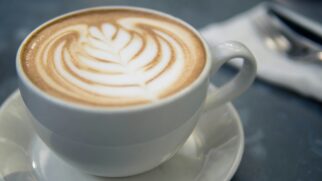 Especialistas recomendam consumir café após o pico de cortisol para prolongar o estado de alerta
