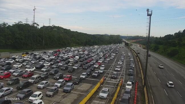 Rodovia dos Imigrantes está com mais de 10 quilômetros de congestionamento no sentido do litoral