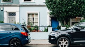 Conforme o Código de Trânsito Brasileiro (CTB) trata o ato de estacionar em frente a garagens como infração, sem diferenciar se o veículo é do morador, de um visitante ou de um desconhecido.
