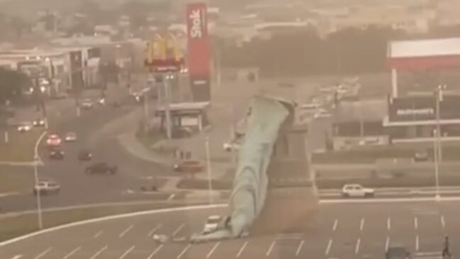 Estátua foi instalada na inauguração da loja e possui 35 metros, da base até a ponta da escultura