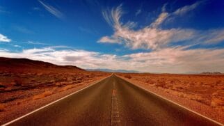Estrada corta o deserto de Rub' al-Khali, conhecido com