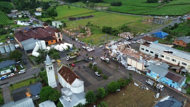 Com alerta de risco para tempestades, a cidade teve uma parte destruída | Divulgação/PMFC
