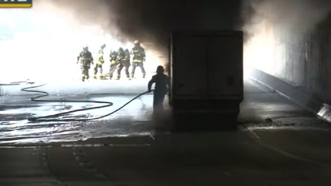 Fogo consumiu boa parte do veículo e, por conta disso, havia muita fumaça no local do incêndio