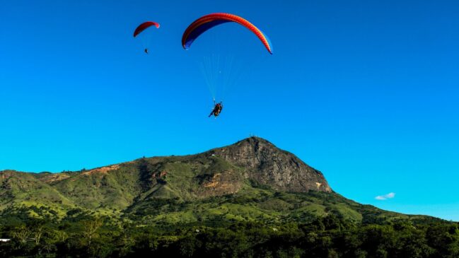 A presença constante de pilotos, praticantes de esportes ao ar livre e visitantes em busca do Ibituruna criou um perfil de demanda que vai além do turismo tradicional.
