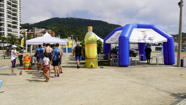 Campanha em Guarujá para evitar descarte irregular de óleo pelos quiosques