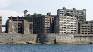 Ilha de concreto no Japão virou atração turística, mas só cinco por cento do território está liberado para visitação