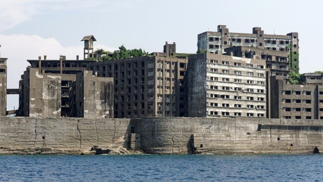 Ilha de concreto no Japão virou atração turística, mas só cinco por cento do território está liberado para visitação