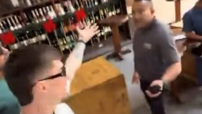 Jovem grava momento em que segurança pede para casal parar de se abraçar
