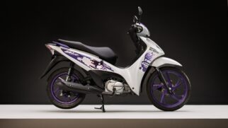 Motos são exibidas nas cores branca e roxa e ganham a companhia de capacetes exclusivos