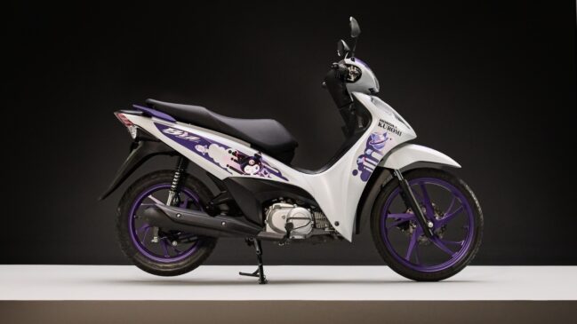 Motos são exibidas nas cores branca e roxa e ganham a companhia de capacetes exclusivos