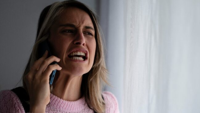 Quando ativados, estes próprios sistemas filtram a ligação e impede que ela chegue à tela