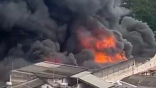 Fogo se iniciou por volta das 7h30 deste domingo (14/12)