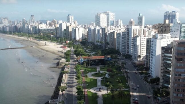 Um dos principais cartões-portais da cidade de Santos, no litoral paulista, o jardim da orla de Santos é o maior jardim de praia do mundo, com quase 5,4 km de extensão - (Reprodução/YouTube @Fala Vininhu)