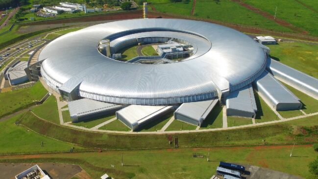 Em vez de usar lentes, o Sírius produz um tipo especial de luz superpoderosa, a luz síncrotron