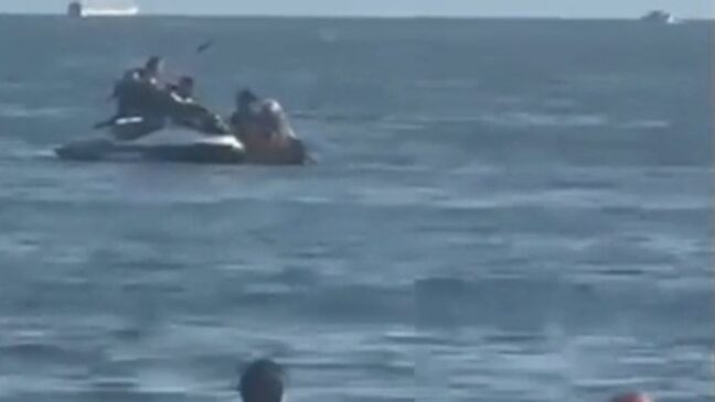 Momento em que suspeitos abordam casal em caiaque em São Vicente