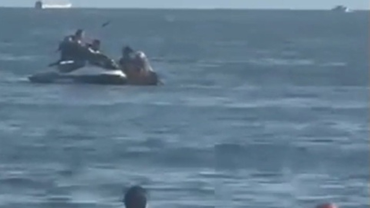 Momento em que suspeitos abordam casal em caiaque em São Vicente