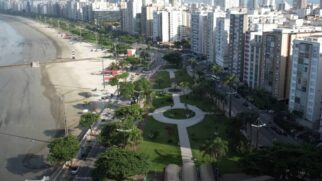 A coloração das flores e o paisagismo geométrico são marcas registradas do jardim
