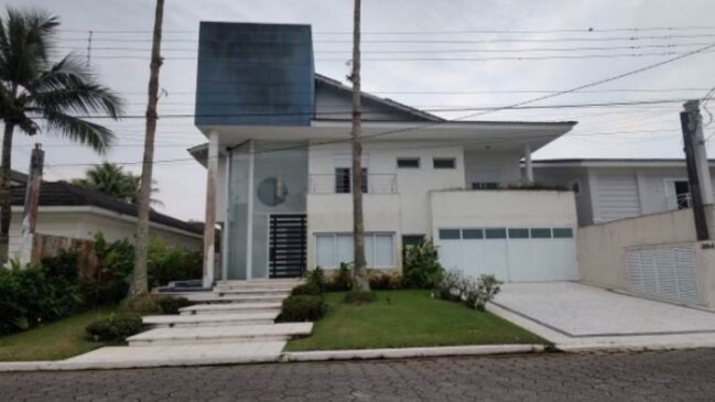Casa de luxo tem sete quartos, oito banheiros e mil metros quadrados