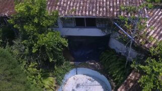 O imóvel, de alta classe e que um dia foi destaque com vista para o oceano Atlântico, agora virou uma atração paranormal