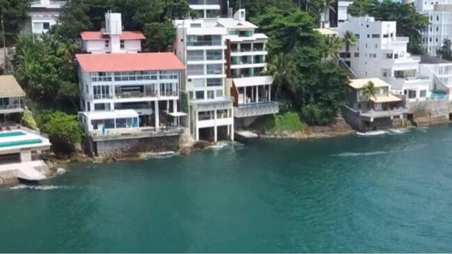A mansão no Guarujá, hoje associada ao inventário de seus bens, permanece como parte desse imaginário.