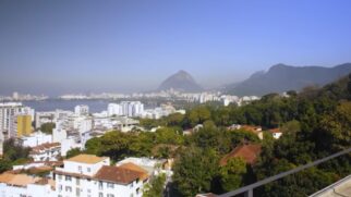 Com uma carreira longa na televisão, o artista vive em uma casa luxuosa no Rio de Janeiro, que valoriza uma vista panorâmica para o Cristo Redentor