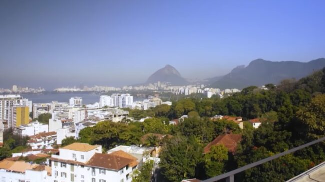 Com uma carreira longa na televisão, o artista vive em uma casa luxuosa no Rio de Janeiro, que valoriza uma vista panorâmica para o Cristo Redentor
