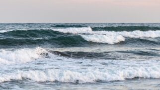 Conforme tradição, quem pular as sete ondas no ano novo receberá uma purificação e a força de Iemanjá