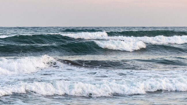 Conforme tradição, quem pular as sete ondas no ano novo receberá uma purificação e a força de Iemanjá