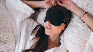 Estudo mostra que a escuridão total do sono favorece o descanso profundo e traz benefícios para corpo e mente