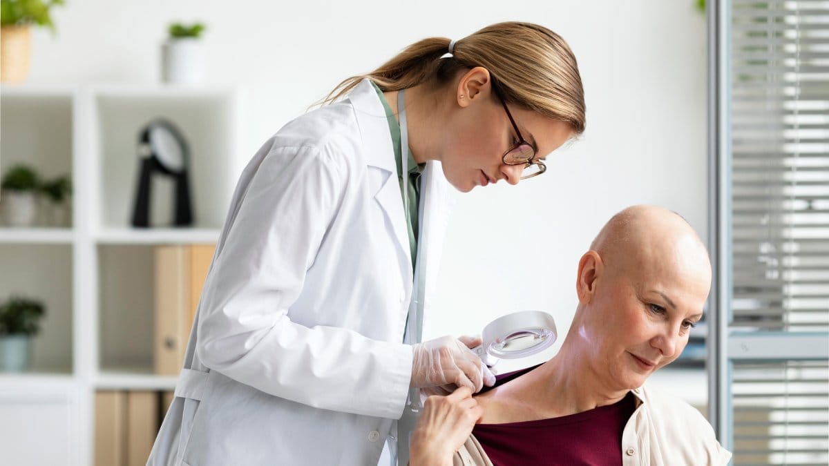 Esse acúmulo de tensão leva o corpo a produzir mais cortisol e catecolaminas, hormônios que alteram processos essenciais do sistema de defesa e podem levar e agravar o câncer