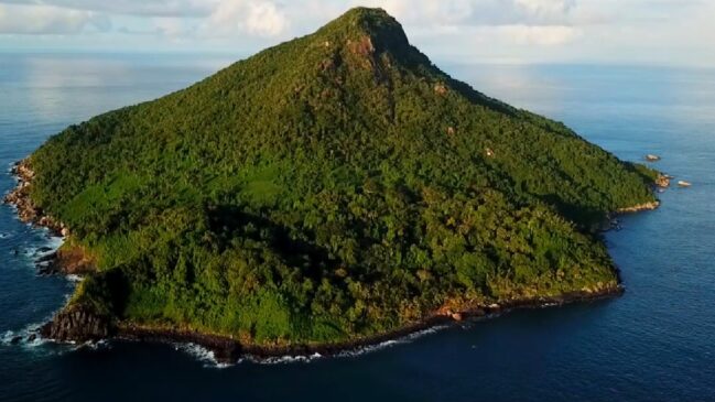 Com águas cristalinas, rica natureza e uma história de impressionar, a ilha atrai turistas em busca de beleza e tradição.
