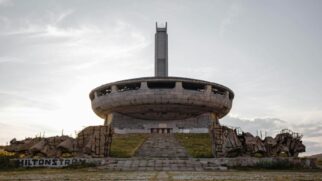 Arquitetura está no alto de uma montanha da Bulgária