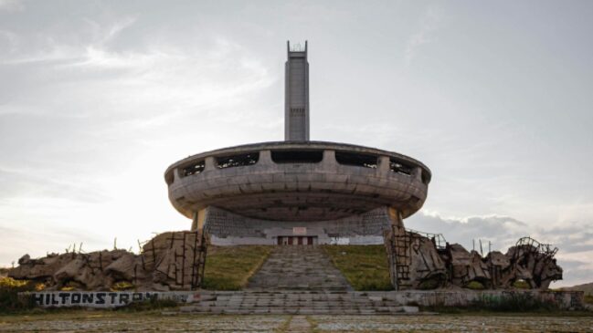 Arquitetura está no alto de uma montanha da Bulgária
