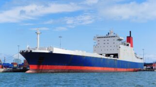 Tinta de cobre, tradição marítima e segurança explicam por que a parte de baixo dos navios continua vermelha até hoje