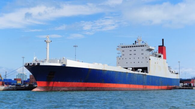 Tinta de cobre, tradição marítima e segurança explicam por que a parte de baixo dos navios continua vermelha até hoje
