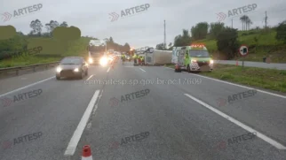 Caminhão tombou após acidente com ônibus; ninguém ficou ferido