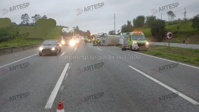 Caminhão tombou após acidente com ônibus; ninguém ficou ferido