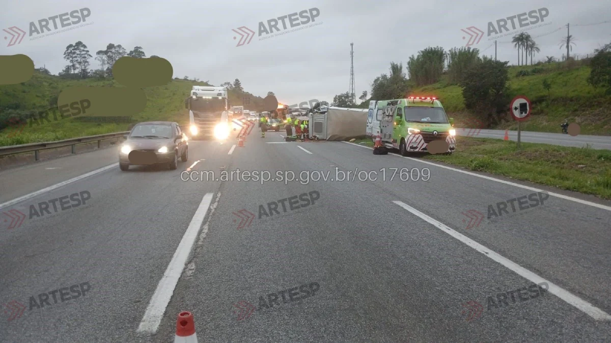 Caminhão tombou após acidente com ônibus; ninguém ficou ferido
