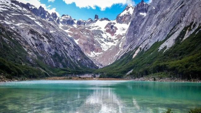 Destino é procurado no inverno por suas paisagens naturais, montanhas, lagos, passeios de trem e barco